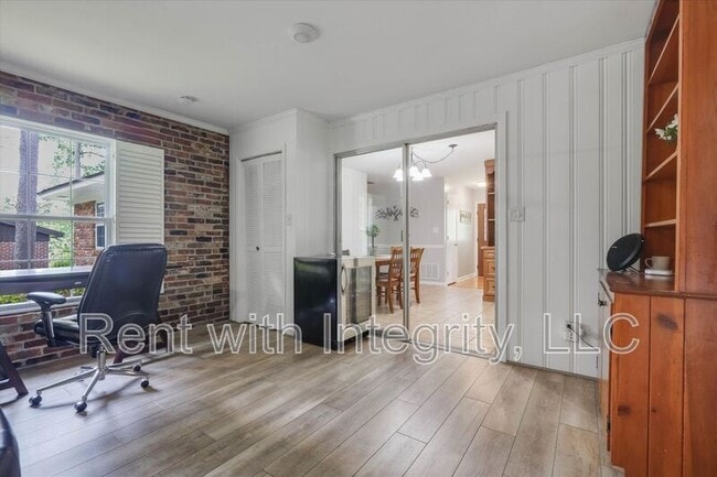 Building Photo - 1917 Sharon Rd