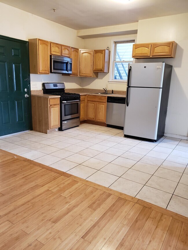 Primary Photo - 385 Avenue C