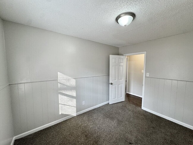 Building Photo - 3462 Mark Twain St