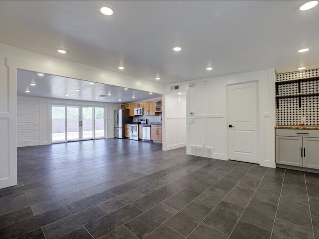 Building Photo - 8551 E Lee Pl