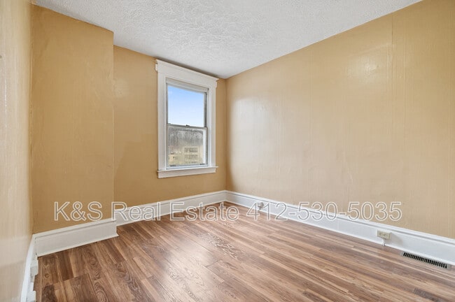 Building Photo - 523 Marwood Ave