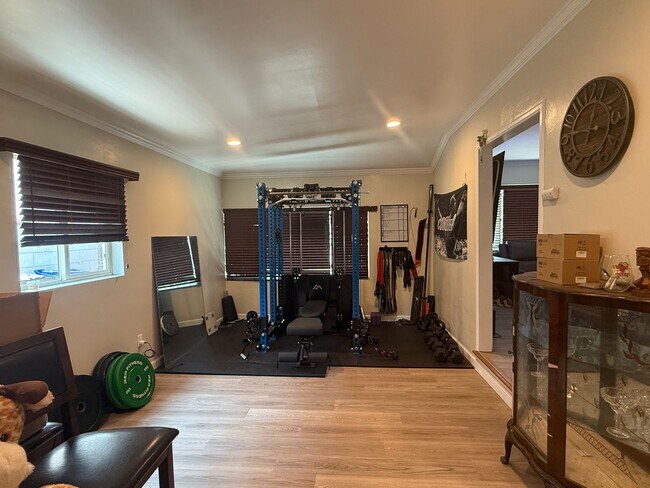 Building Photo - 3 Bedroom 2 Bathroom House Available Septe...
