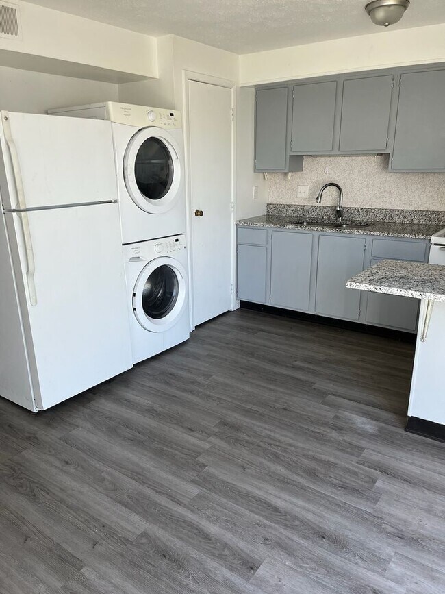 Building Photo - Monroe Manor