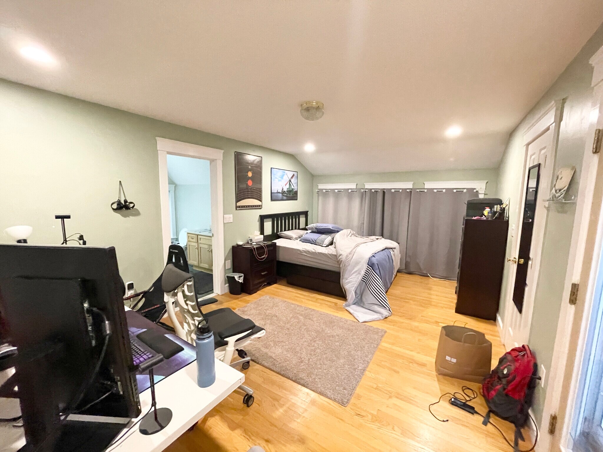 Building Photo - 27 Iroquois St