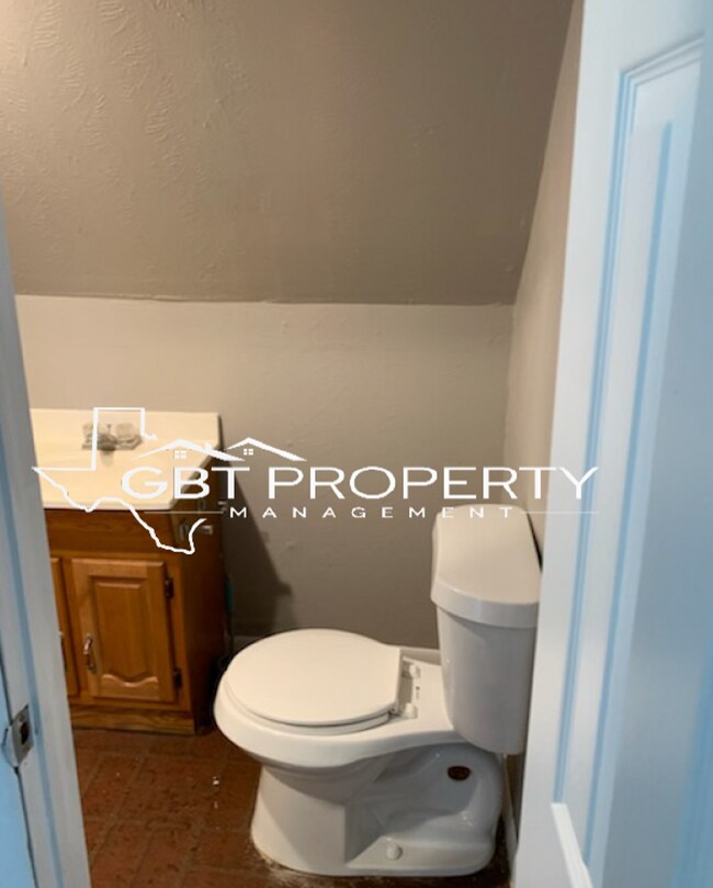 Building Photo - 516 W Ave B