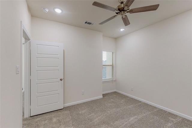 Building Photo - 16082 Doe Lk Dr