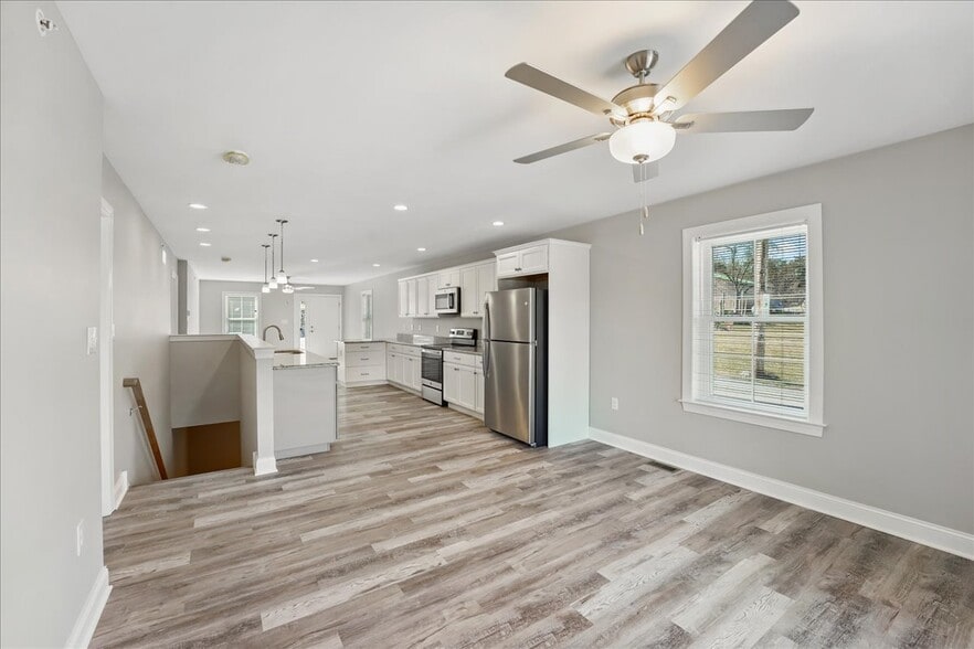 Building Photo - 552 Creek Rd