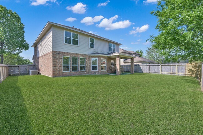 Building Photo - 241 Lake Estates Dr