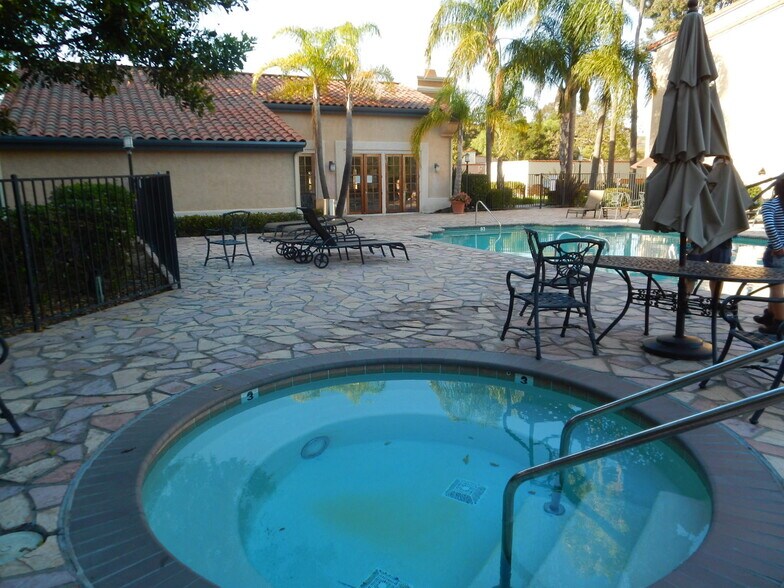 Building Photo - 7150 Shoreline Dr