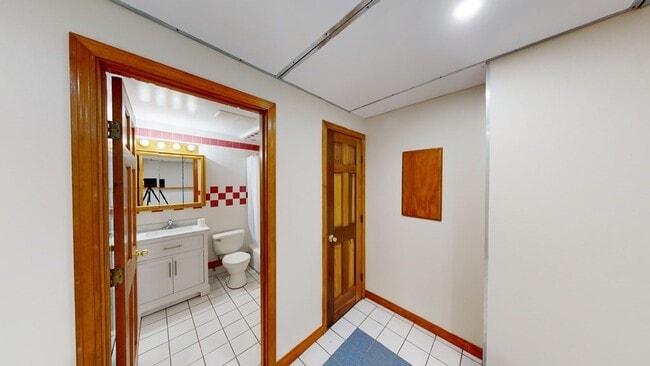 Building Photo - 1904 Beacon St