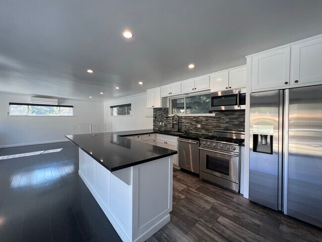 Building Photo - 6121 Glen Holly St