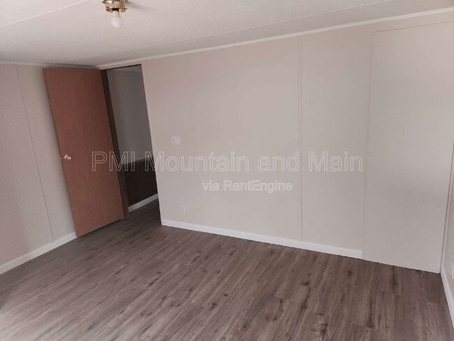 Building Photo - 15 Sarah Hill