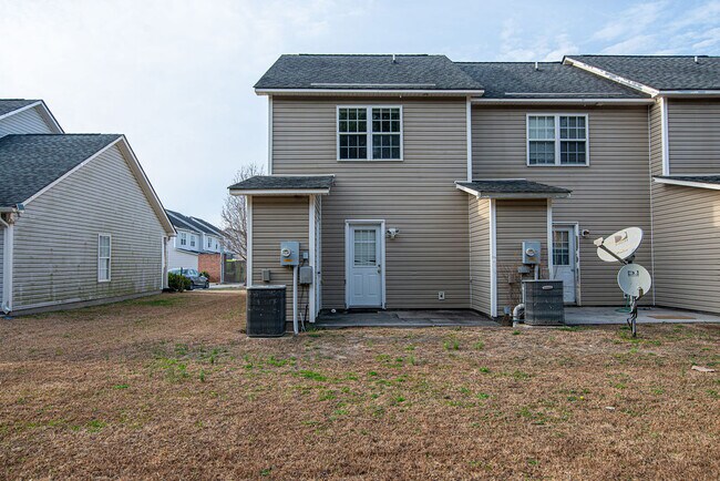 Building Photo - 300 Streamwood Dr