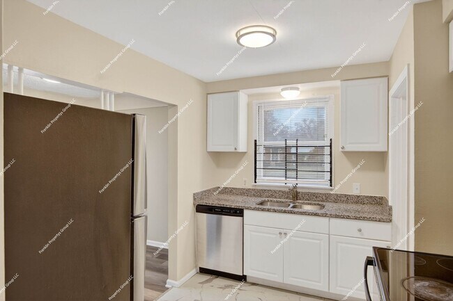 Building Photo - Charming Recently Renovated 3-Bedroom Bungalow in Detroit!