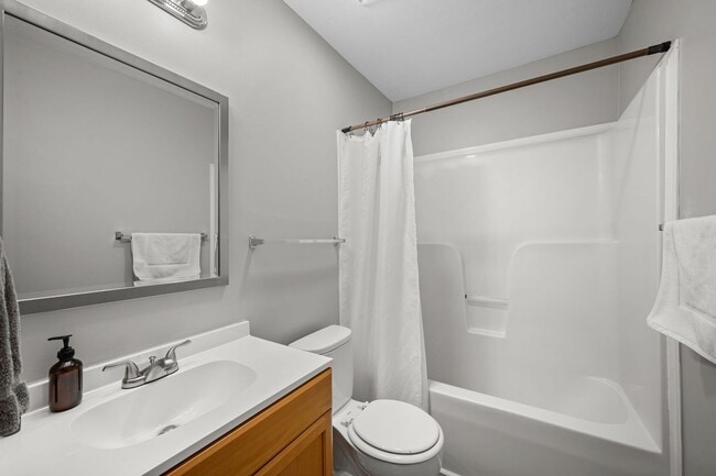 Building Photo - Pet Friendly, Bonus Room and Fenced Backyard!