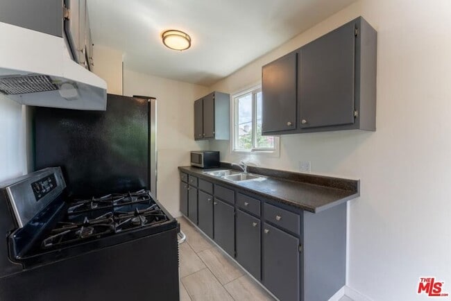 Building Photo - 10708 1/2 Moorpark Street Unit