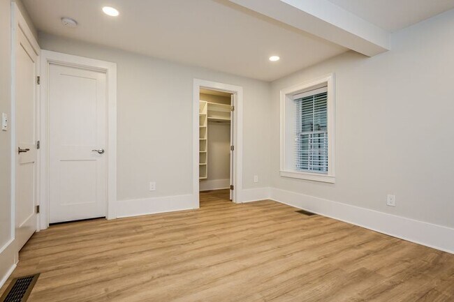 Building Photo - 616 Linwood Ave NE