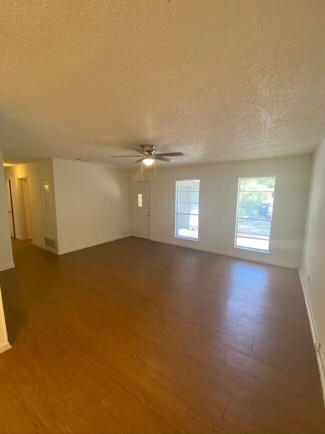 Building Photo - 3402 S Oak Dr