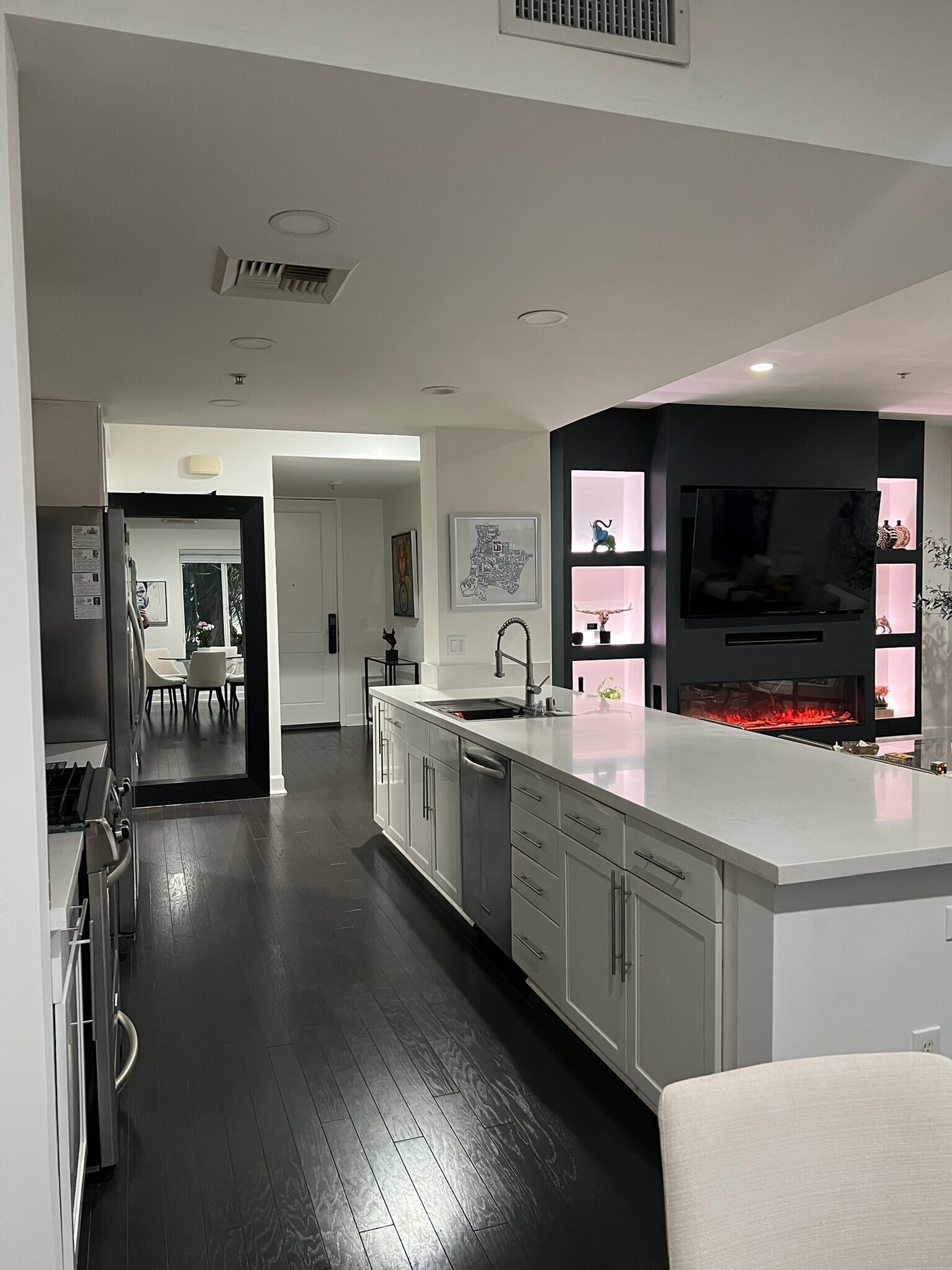 Building Photo - 300 E 4th St