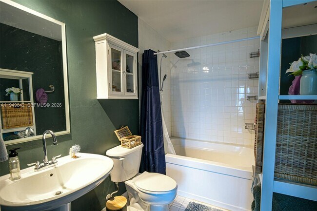 Building Photo - 10 SW South River Dr