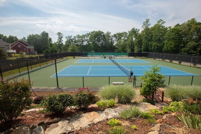 Building Photo - Spring Creek Living! Pet-Friendly Townhome