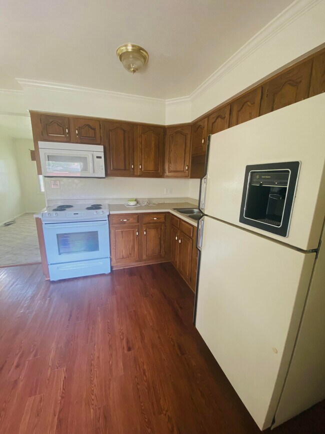 Kitchen - 2905 S Chippewa Ln