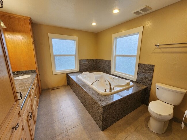 Building Photo - Single Family Home in Rio Dell!