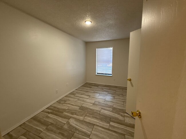 Building Photo - 911 Harris Dr