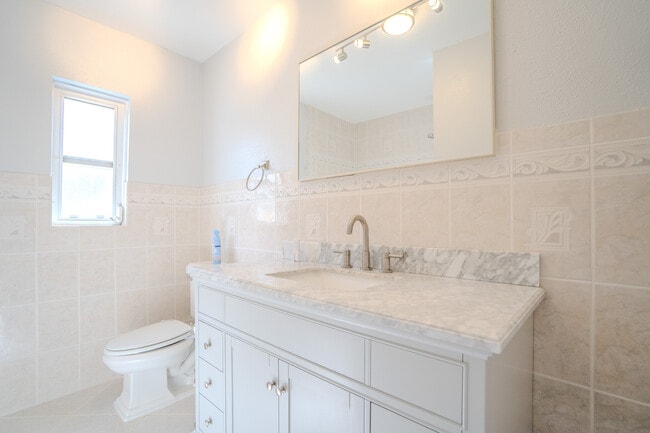 Building Photo - 4420 W Fair Oaks Ave