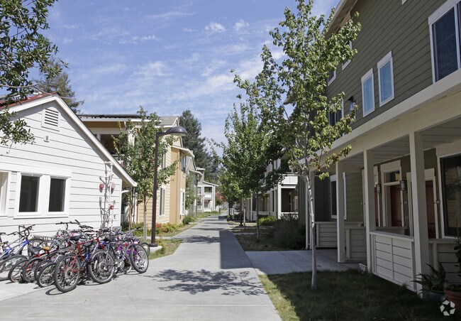 Building Photo - Foss Creek Court