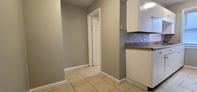 Building Photo - Beautiful studio Apartment Close to Wright...