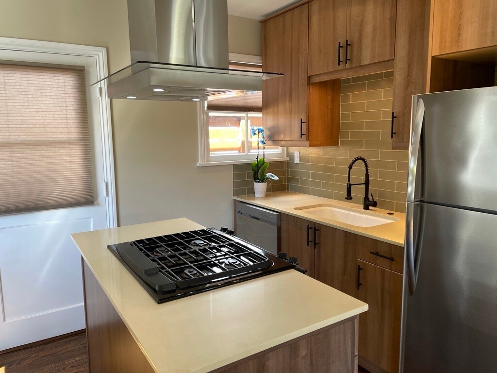 amenity laden kitchen space - 10887 Flaxton St