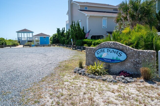 Building Photo - PERFECT OFF-SEASON BEACH GETAWAY