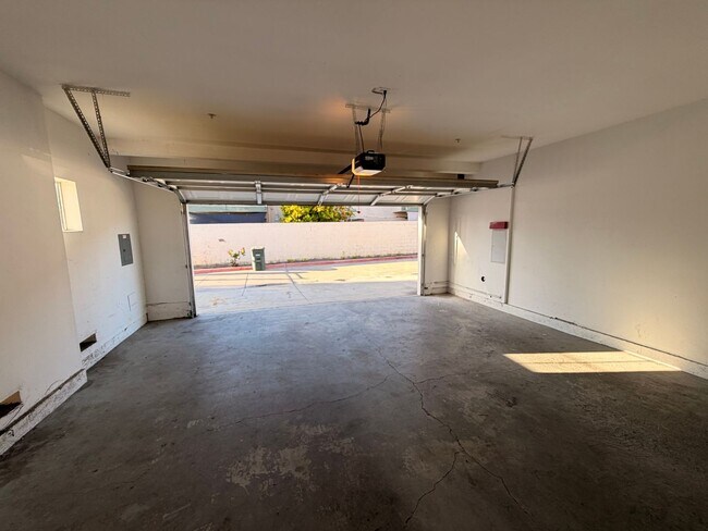 Building Photo - Spacious 3 bedroom w/ attached 2 Car Garage For Rent!