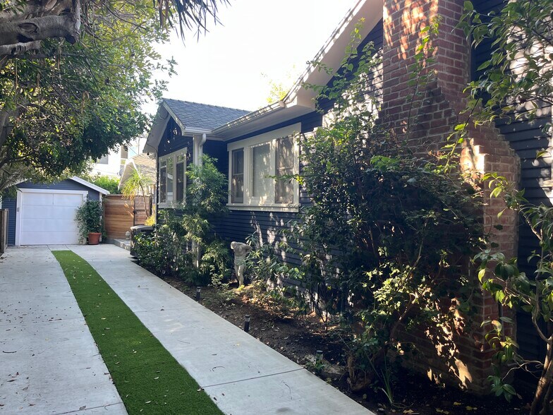 Building Photo - 7024 De Longpre Ave
