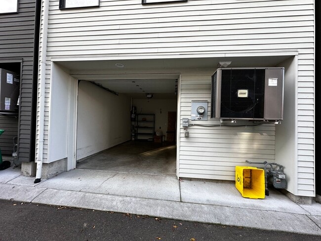 Building Photo - 6642 SE 16th Ave