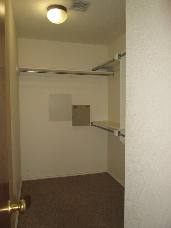 Building Photo - PRELEASING - July 2026 - (3) Bed/(2) Bath ...