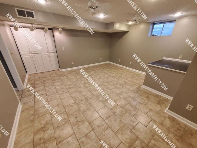Building Photo - Gorgeous Blue Valley Home-Available in JULY!!