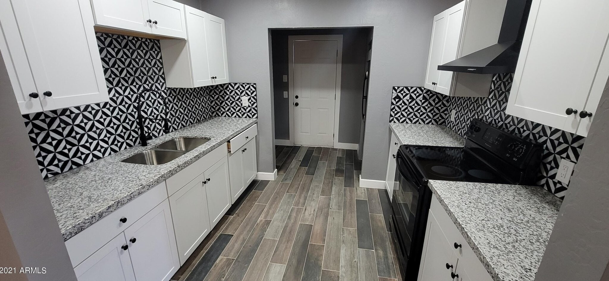 Building Photo - 105 N Los Robles Dr