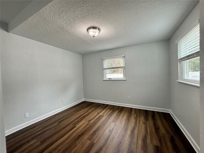 Building Photo - 901 Concord St