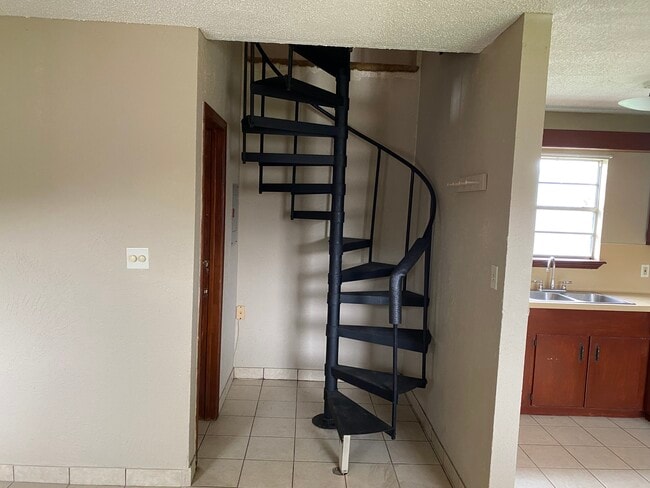 Building Photo - 985 N Iowa Ave