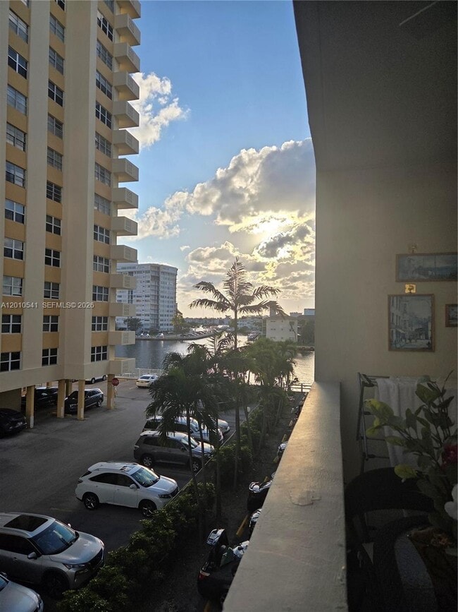 Building Photo - 1817 S Ocean Dr