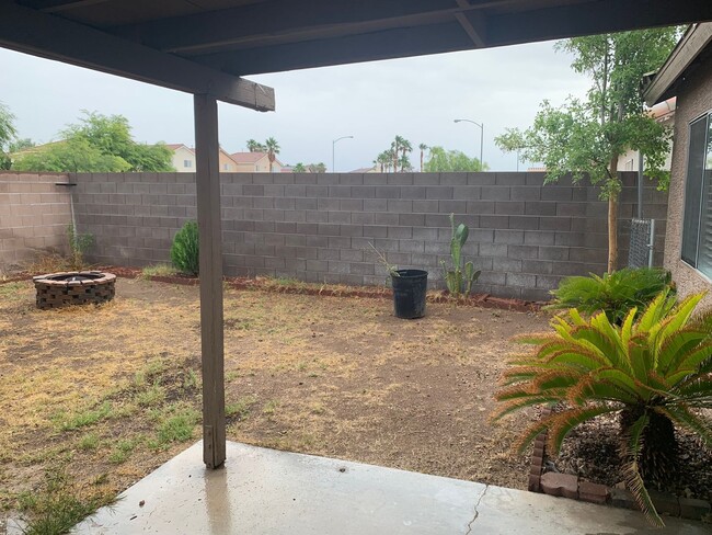 Building Photo - 3 Bedroom/2 Bathroom home has spacious lan...