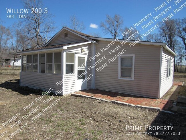 Building Photo - Willow 200 S-