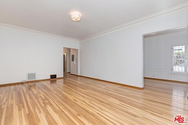Building Photo - 448 1/2 S Wilton Pl