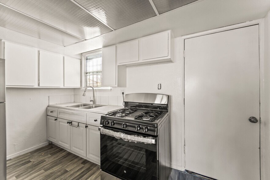 Building Photo - 956 E Imperial Hwy