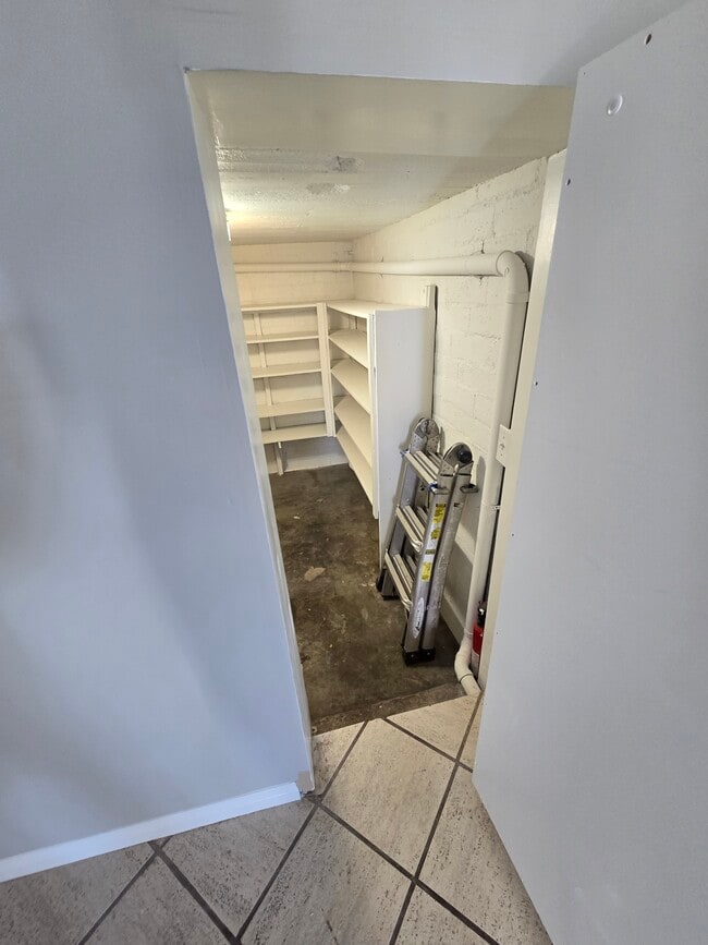 Building Photo - 833 Skyland Dr