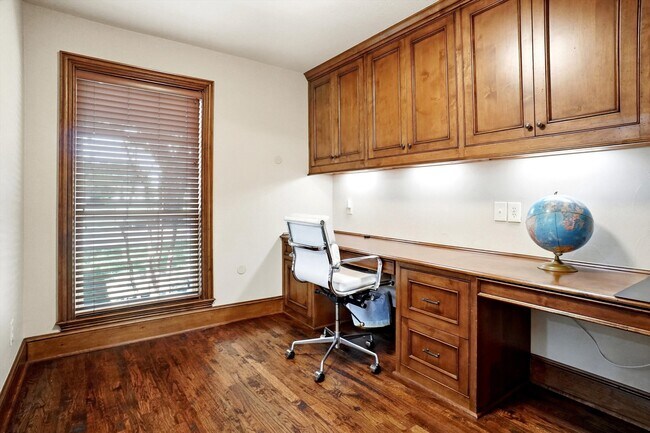 Building Photo - 2412 Emerald Cir