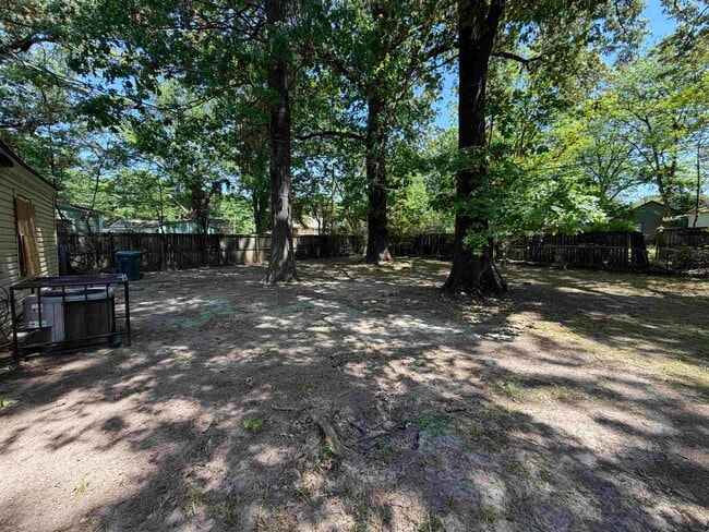 Building Photo - 1300 Robin Hood Ln