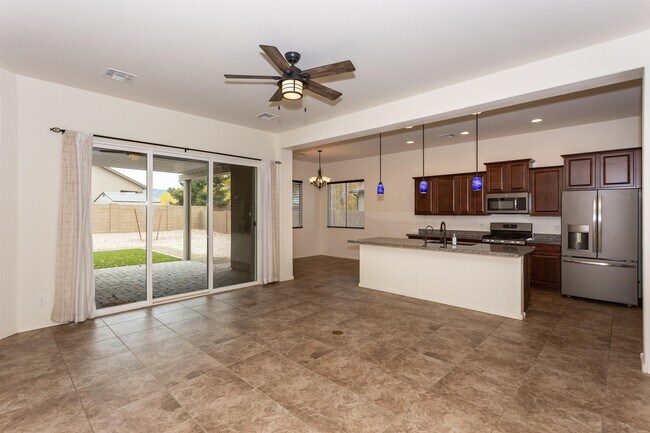 Building Photo - 926 N Gomez St